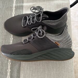 Men’s new balance ROAV sneakers - new without tags